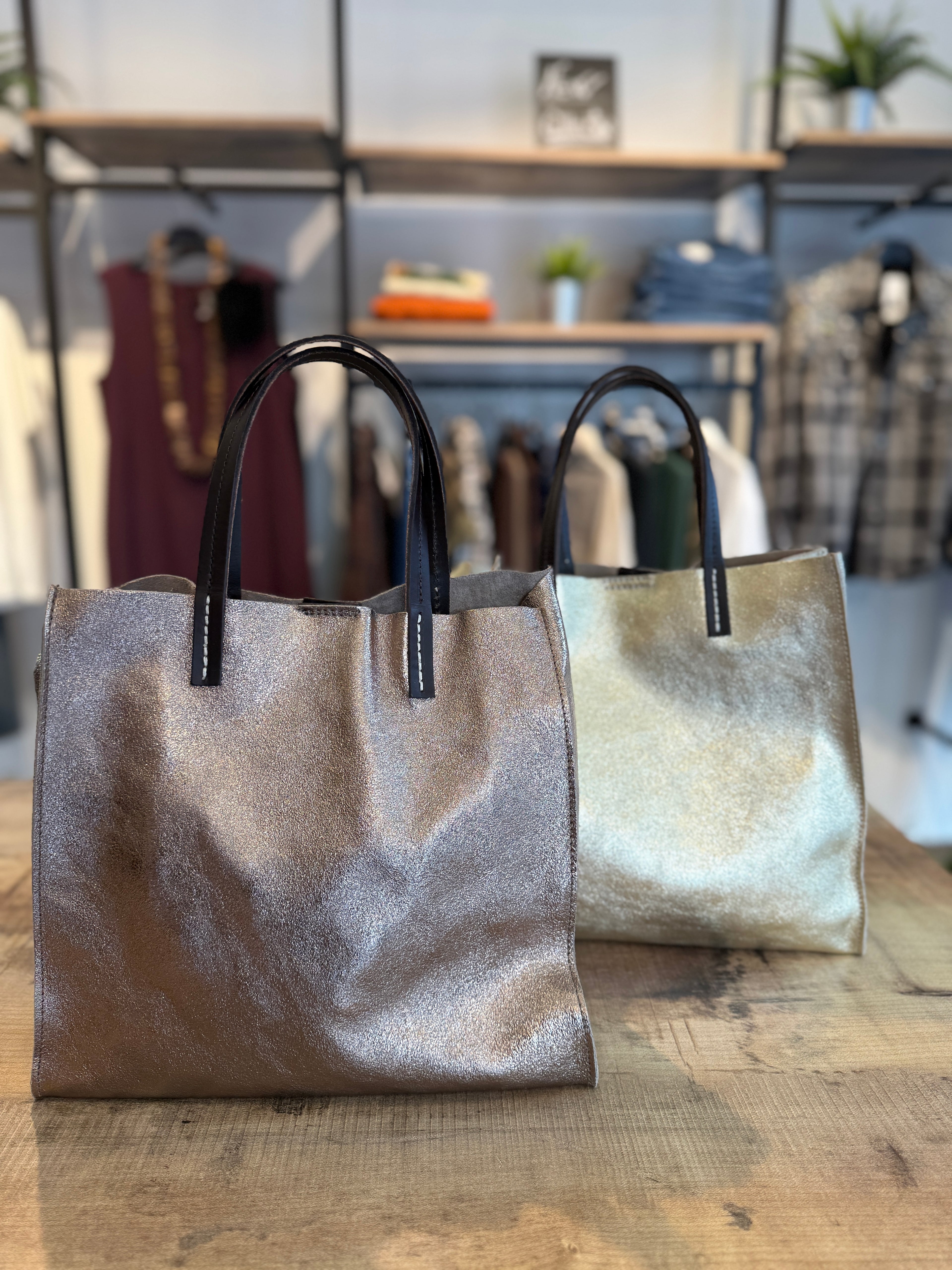Shopping bag metallizzata in pelle